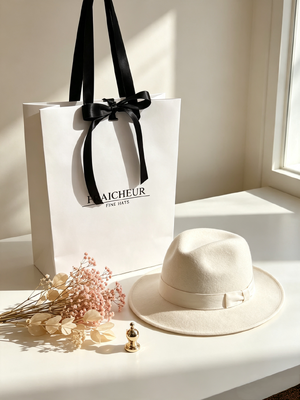 Bom preço Bolsas de presente recicladas bolsas de papel brancas elegantes com arco decorativo e alças largas de fita de cetim que oferecem textura e reconhecimento forte on-line