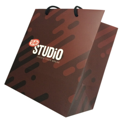 Bom preço Bolsas de presente de reciclagem Bolsas de papel dobráveis com alças de corda pretas e opções de tamanho personalizadas para presentes on-line
