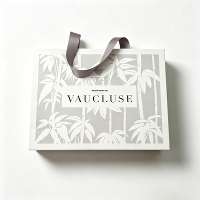 Bom preço Bolsas de presente recicladas de alta qualidade feitas de papel de arte reciclável com desenho em relevo de folha de bambu e alça de fita de cetim on-line