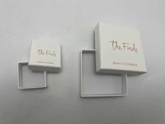 Bom preço Caixa de Papel para Joias Personalizadas com superfície em papelão rígido laminado fosco disponível em estilos de tampa flip, gaveta e duas peças com hot stamping, relevo e impressão UV online