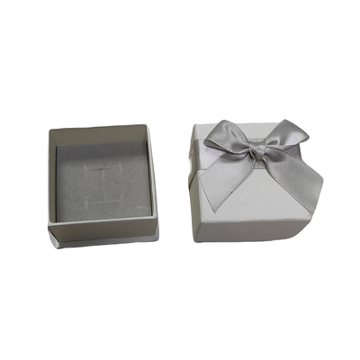 Bom preço Caixa de Papel para Joias Personalizável com papel artístico cinza rígido, hot stamping, relevo e fecho magnético, ideal para anéis, colares e brincos online