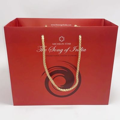 Bom preço O presente reciclado personalizado ensaca sacos do presente do papel do cartão do boutique com punho dos PP on-line