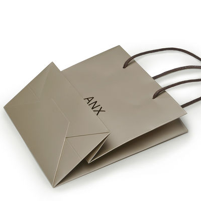 Bom preço O presente reciclável do projeto verde ensaca sacos de papel de Kraft para o empacotamento da roupa on-line